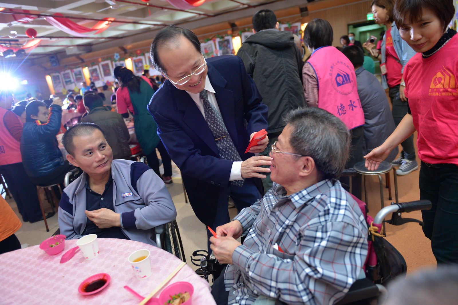 臺中市政府社會局副局長陳坤皇發送愛的小紅包給德水園院民